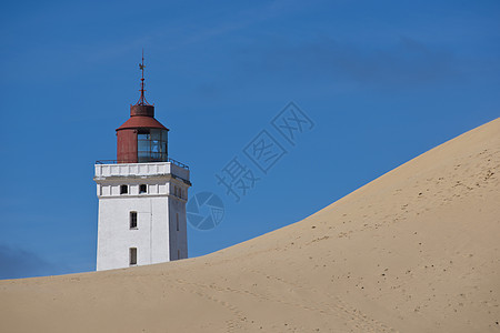 沙丘上的灯塔旅行侵蚀建筑学航海海岸线地标沙漠光束安全海岸图片