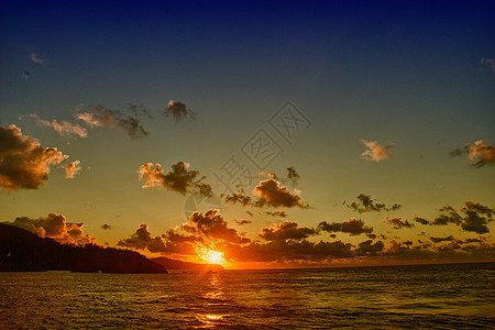 皇后区Whitsunday群岛美妙的冬季日落颜色海岸环境岩石天空天堂假期海岸线橙子太阳海滩图片