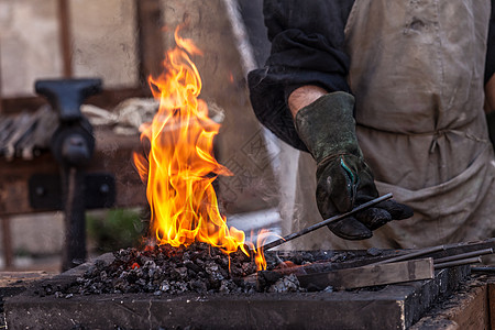 金属工程工作炽热铸剑火焰工业铁匠工人加工锤子图片
