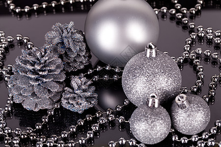 黑色银银色的圣诞节装饰季节礼物装饰品魅力庆典团体传统丝带假期火花图片