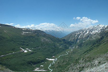 瑞士阿尔卑斯山谷山脉石头森林假期天空蓝色远足绿色冒险树木图片
