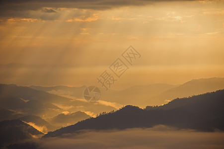 日落与山地 光明天空场景孤独天气爬坡道旅行环境太阳金子风景图片