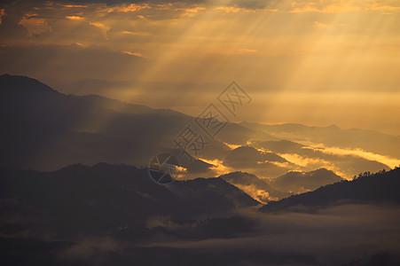 日落与山地 光明场景旅行天空橙子环境孤独金子天气爬坡道风景图片