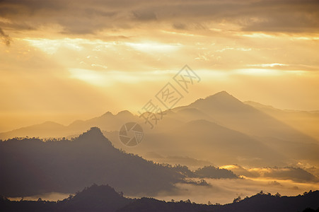 日落与山地 光明天气风景爬坡道旅行金子太阳天空阳光橙子场景图片