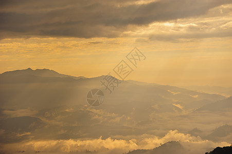 日落与山地 光明橙子环境风景爬坡道旅行天空孤独金子场景阳光图片