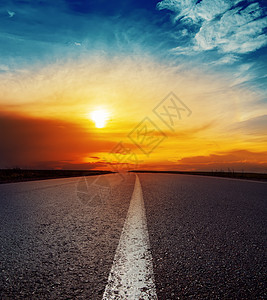 沥青路的好日落小路路线风景阳光旅行蓝色云景天空自由太阳图片