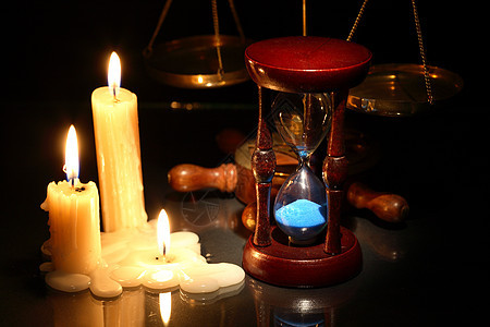 沙漏和蜡烛司法工作平衡法律黄铜重量时间静物测量立法图片
