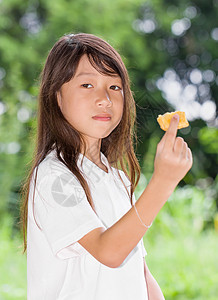 女孩拥有饼干图片