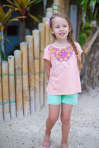 可爱的小女孩在热带沙滩度假时微笑图片