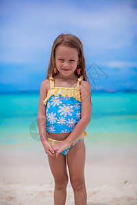 热带沙滩度假时可爱的小女孩海岸裙子孩子海岸线海滩海景微笑异国女士海洋图片