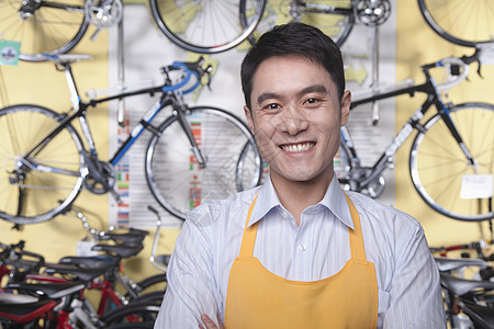北京自行车商店男机修工青年的肖像 北京摄影职业微笑本生意露齿机械零售黑发双臂享受图片