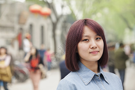 青年妇女笑着看镜头享受棕色头肩休闲乐趣城市幸福快乐女性微笑图片