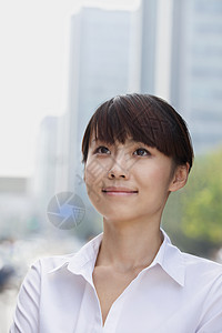 年轻女商务人士微笑的肖像 北京女性衬衫公司头肩头发人士幸福纽扣城市业务图片
