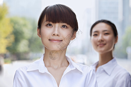 年轻女商务人士在北京微笑的肖像头肩活力公司商界白领成功纽扣白色幸福前景图片