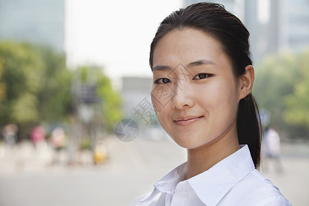 年轻女商务人士在北京外笑容的肖像女性阶层成功商业活力纽扣业务摄影城市白领图片