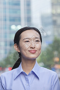 年轻女商务人士在北京微笑的肖像黑发摄影纽扣城市生活女性阶层白领商界城市幸福图片