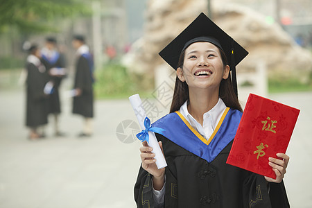 获得文凭 毕业快乐庆典证书智力帽子四个人事件微笑学习学生礼服图片