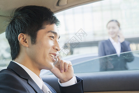 汽车后座的商务人士 在电话上 关门成功摄影套装沟通窗户内饰头肩衣冠人士手机图片