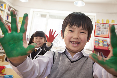 学校儿童用涂漆蒙着的手举起双手小学刘海校服收腰棕色俏皮人体男生短发绘画图片