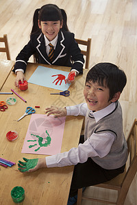 学校学生在艺术课的手指绘画 北京头发男生男孩们刘海桌子短发学习活动创造力幸福图片
