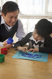 美术课教师和学生手指绘画享受棕色指导团结小学幸福小学生活动童年乐趣图片