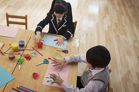 学校学生在艺术课的手指绘画 北京幸福团结男生摄影头发乐趣校服短发两个人学习图片