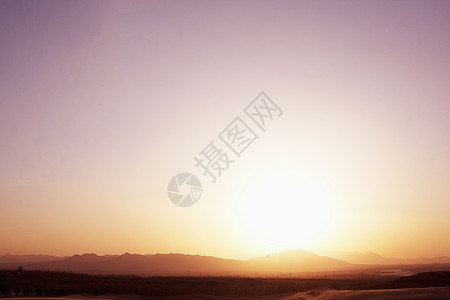 太阳从中国沙漠的山上落下 天空晴空无雨中 风光照亮图片