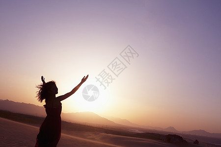 在中国沙漠做瑜伽的 身手伸展的贞洁年轻女子 Silhouette地平线自由倾斜水平孤独日落摄影气候场景双臂图片