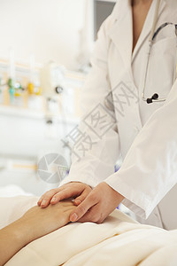 近距离紧贴的医生拿着一只病人的手躺在医院的床上医护人员检查人类权威职业腹部摄影实验疾病女性图片