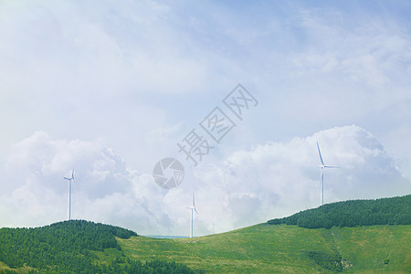 风力涡轮机在潮湿 绿色和有云的风景图片