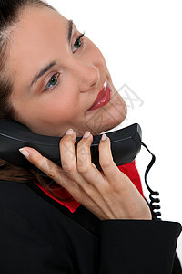 美丽的女人在电话里聊天口红嘴唇皮肤眉毛肤色脸颊手指黑发头发绳索图片