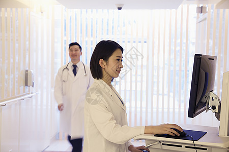 在中国北京医院使用计算机的年轻女青年医生 中国北京背景