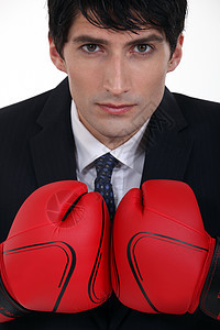 带拳击手套的青年商务人士确定性商务装经理工人工作员工生意人公司霸道商务背景图片