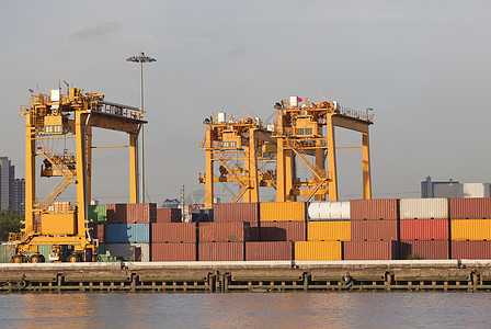 装有重型起重起重机和集装箱箱的船船货运船厂出口商业支撑船运港口加载世界商品图片