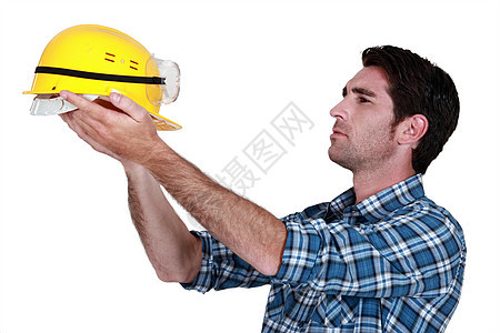 男人拿着一个建筑头盔图片