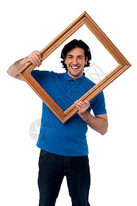 微笑的家伙在图片框中寻找快乐乐趣倾斜男性相框照片喜悦男人摄影构图图片