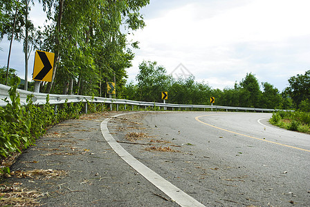 清空弯曲道路交通驾驶运输运动树木自由云景日落森林戏剧性图片