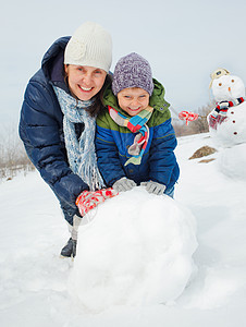 家庭做雪人孩子童年情感季节女士手套假期男生微笑外套图片