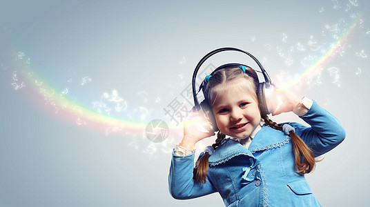 使用耳机的小女孩孩子曲调旋律音乐女性彩虹享受女孩喜悦立体声图片