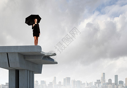 桥上的女商务人士办公室天气地平线城市风暴公司人士商务旅行女士图片