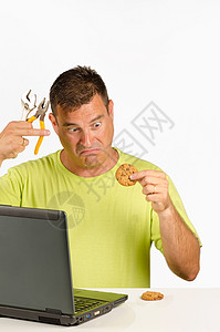 修理电脑愚昧男人电子产品扳手工具技术维修男性挫折笔记本图片