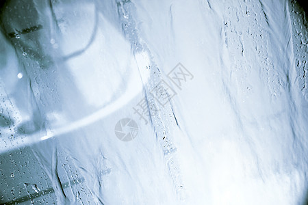水墨雨在阵雨下宏观玻璃流动窗户雨滴天气浴室火花液体波纹背景
