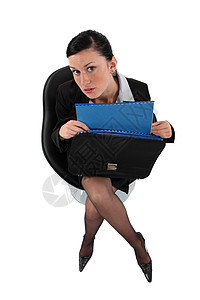 拥有一个装满文件夹的公文包的女商务人士图片
