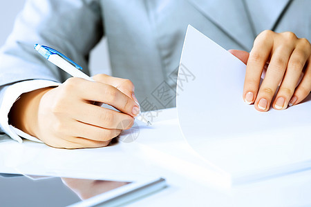 签署文件秘书电脑商务桌子合伙律师工作法律交易管理人员图片