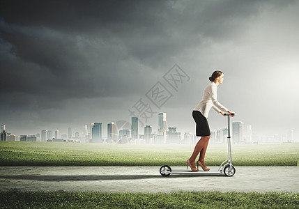 女商务人士骑摩托车商务商业工作员工人士经济女性服装骑术职业图片