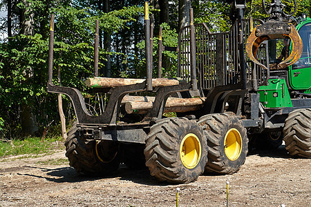 从事林业工作的重型收割机搬运车记录木材技术起重机牵引森林机械搬运工活力日志图片