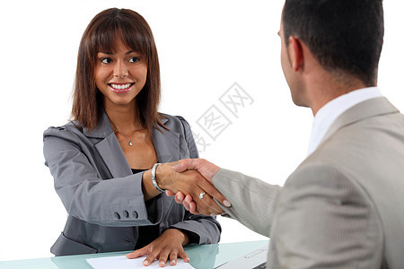 女商务人士和男男女女握手女士协议伙伴友谊合伙合同团队快乐商务交易图片