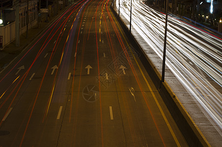 夜间汽车灯运动蓝色戏剧性灯光摩天大楼地标景观街道小径驾驶图片