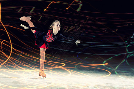 女孩小身材滑冰展示溜冰者体育场舞蹈金子健身房冠军冒充运动速度图片
