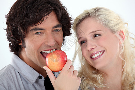 女人看男人吃苹果的时候图片